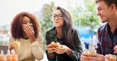 Voici pourquoi la tendance des trois bouchées sur TikTok inquiète les experts