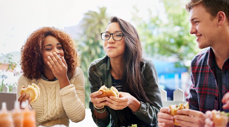 Voici pourquoi la tendance des trois bouchées sur TikTok inquiète les experts