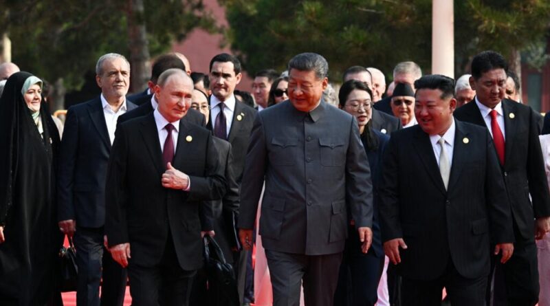 Xi Jinping s'entoure de Vladimir Poutine et Kim Jong-un pour un défilé militaire géant à Pékin