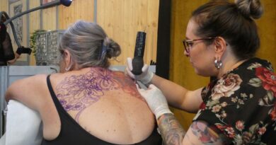 "Y'a pas d'âge !" : au salon du tatouage de Nantes, ces seniors qui se font tatouer après en avoir longtemps rêvé - ici