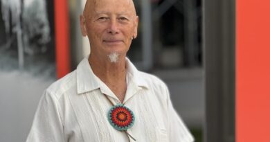 Une personne souriante.
