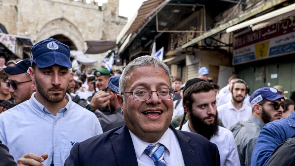 Ben Gvir, ministre israélien, exhibe un nœud coulant lors d’une humiliation de prisonniers.