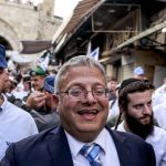 Ben Gvir, ministre israélien, exhibe un nœud coulant lors d’une humiliation de prisonniers.