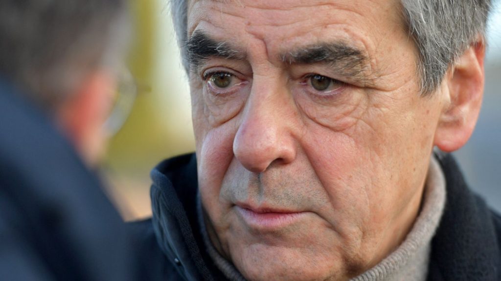 François Fillon abandonne son pourvoi en cassation, sa peine devient définitive.