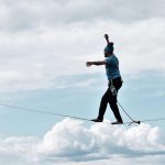 Slackline et highline : des pratiquants français s&rsquo;engagent pour la sécurité en milieu naturel.