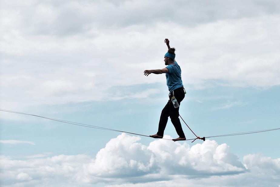 Slackline et highline : des pratiquants français s’engagent pour la sécurité en milieu naturel.