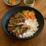 Porc caramélisé au lait de coco et ail : une recette traditionnelle d’Asie du Sud-Est.