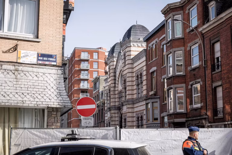 Explosion devant une synagogue à Liège, un acte antisémite sans blessé signalé.