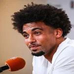 Arthur Fils déclare forfait pour Roland-Garros, suscitant des inquiétudes sur sa carrière.