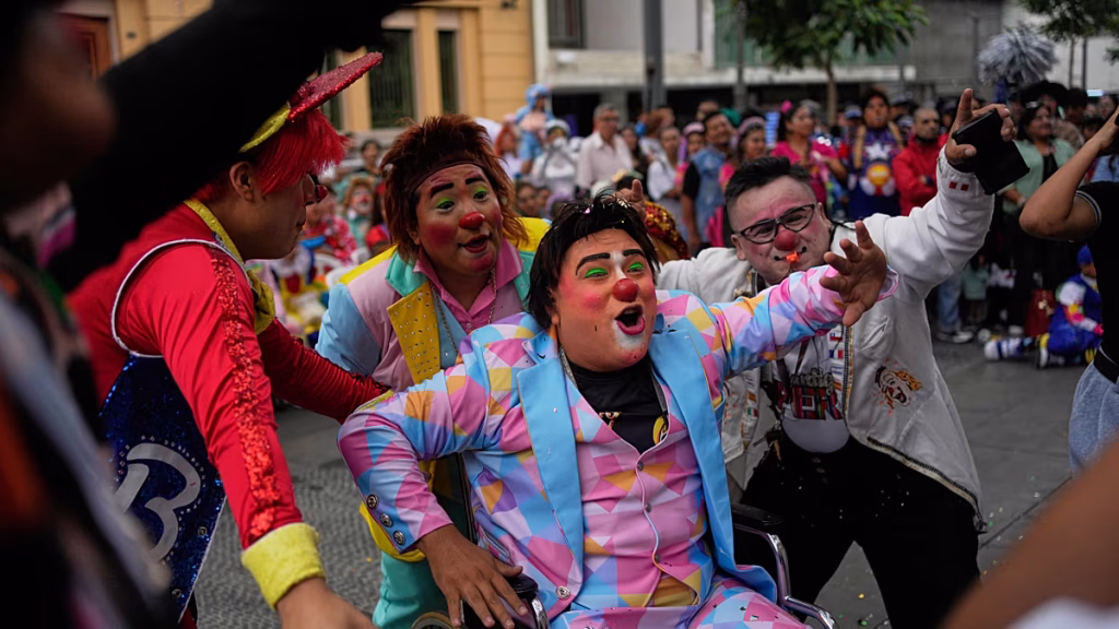 Lima confrontée à une invasion de centaines de clowns dans les rues de la ville