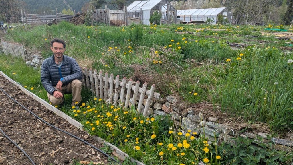 Guillaume préserve la biodiversité en aménageant son jardin à Bramans.
