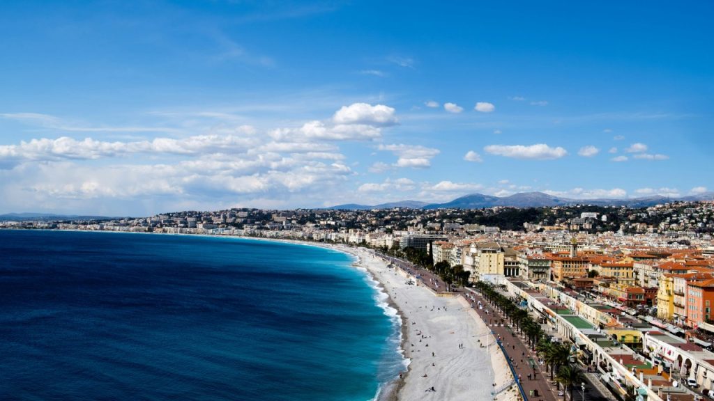 Alerte à la pollution de l’air dans les Alpes-Maritimes en raison d’un nuage de sable du Sahara