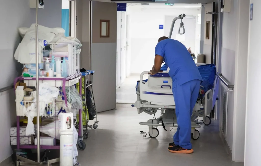Un adolescent français décède après une infection liée à un suçon, alerte sur la désinformation.