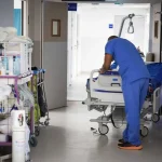 Un adolescent français décède après une infection liée à un suçon, alerte sur la désinformation.