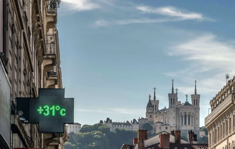 Chaleur record en France : 29,8° à Brest et 33,8° à Bergerac, des températures inquiétantes.