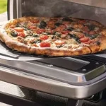 Un Varois vend des pizzas depuis son balcon pour 1.200 euros de l’heure, mais c’est un détournement.