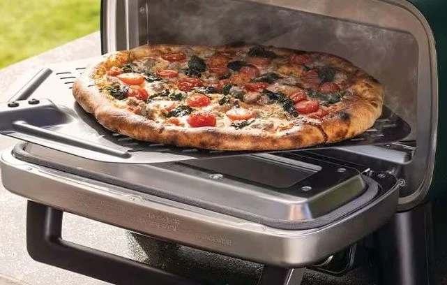 Un Varois vend des pizzas depuis son balcon pour 1.200 euros de l’heure, mais c’est un détournement.