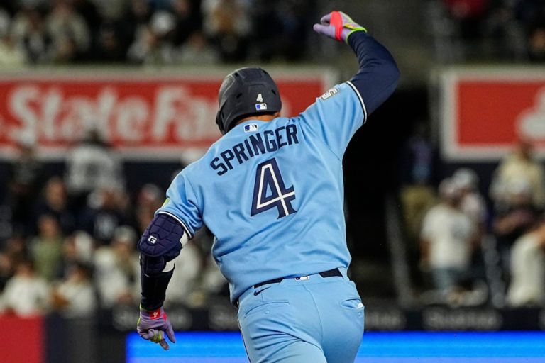 Les Blue Jays remportent un match décisif contre les Yankees dans une série partagée.