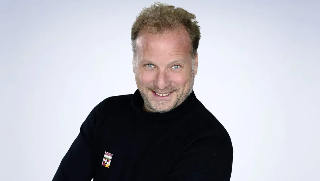 Thomas Croisière quitte France Inter après une dernière émission mêlant humour et mélancolie.