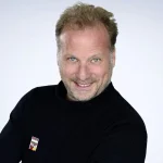 Thomas Croisière quitte France Inter après une dernière émission mêlant humour et mélancolie.