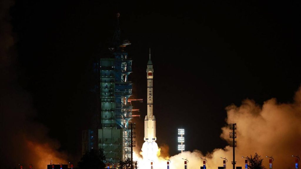 La Chine réussit l’envoi de trois hommes vers la station spatiale Tiangong.