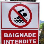 Baignade interdite dans le gave de Pau en raison de la pollution de l’eau.