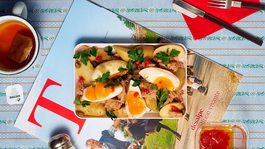 Recette de salade de pommes de terre au thon et œufs durs avec harissa et câpres.