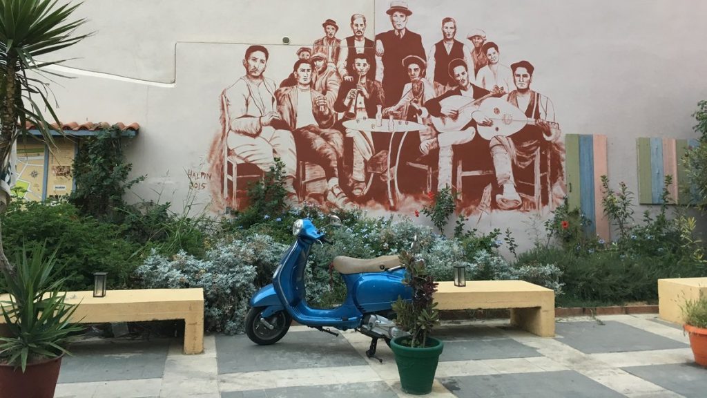 Héraklion intègre l’art moderne pour transformer ses rues en galerie dynamique.