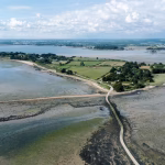 L&rsquo;île Tascon, sanctuaire de biodiversité dans le golfe du Morbihan, menacée par l&rsquo;urbanisation.