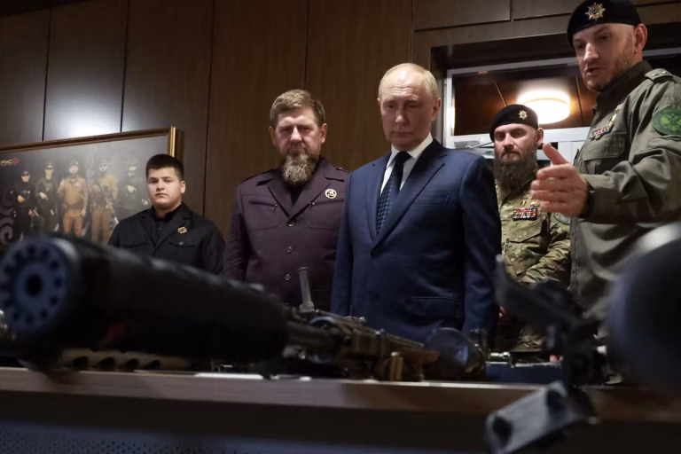 Vladimir Poutine en tournée dans le Caucase russe, dénonce l’ennemi et ses actions.