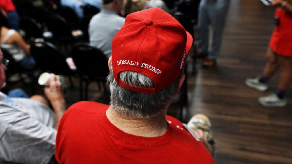 Des partisans de Trump victimes d’une arnaque à la fausse monnaie par un couple macédonien.