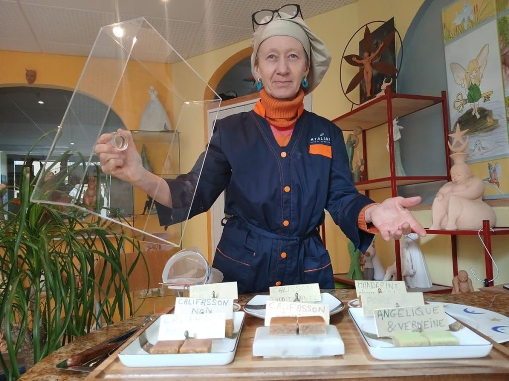 Une pâtissière du Périgord propose des calissons aux saveurs régionales distinctives.