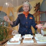 Une pâtissière du Périgord propose des calissons aux saveurs régionales distinctives.