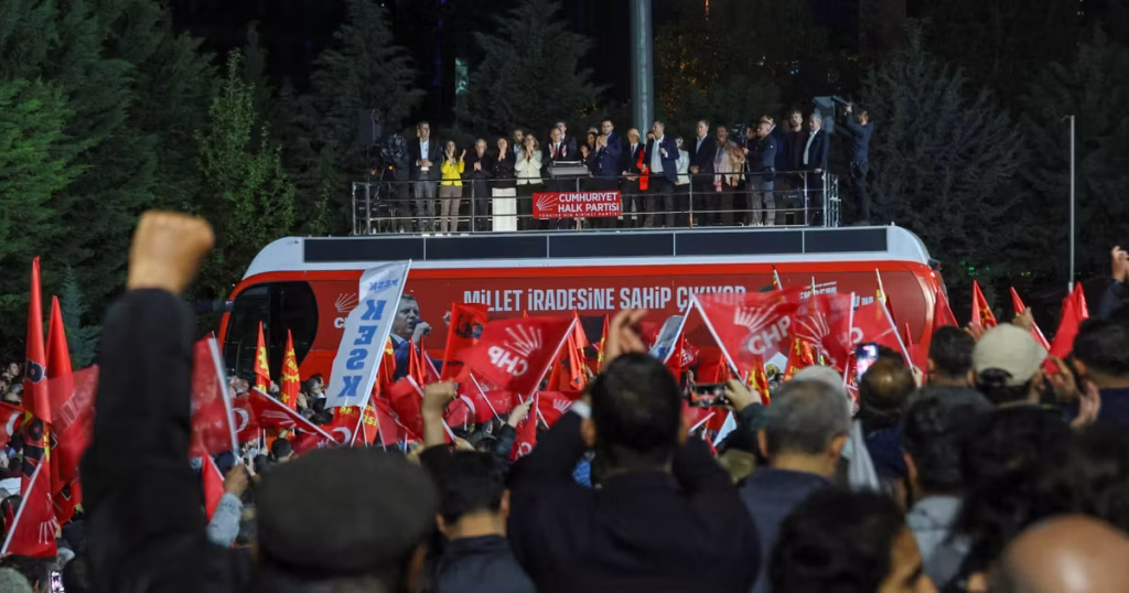 La justice turque limoge la direction du principal parti d’opposition.