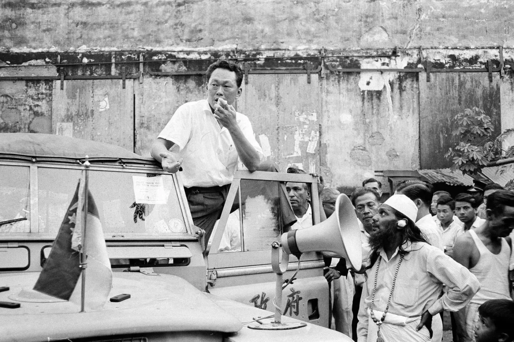 Lee Kuan Yew, architecte de la prospérité de Singapour, analysé par Bernard de Montferrand.