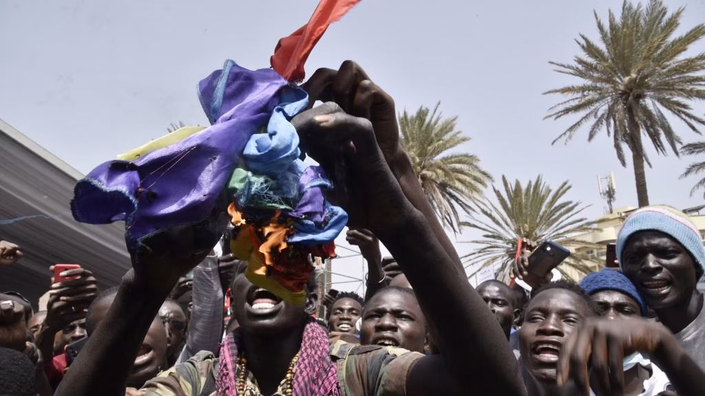 Inquiétude croissante pour les personnes LGBT+ au Sénégal face à la répression sociale.