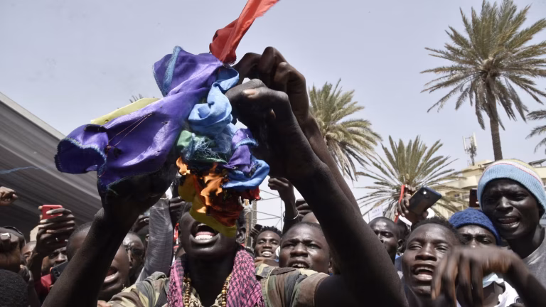 Inquiétude croissante pour les personnes LGBT+ au Sénégal face à la répression sociale.