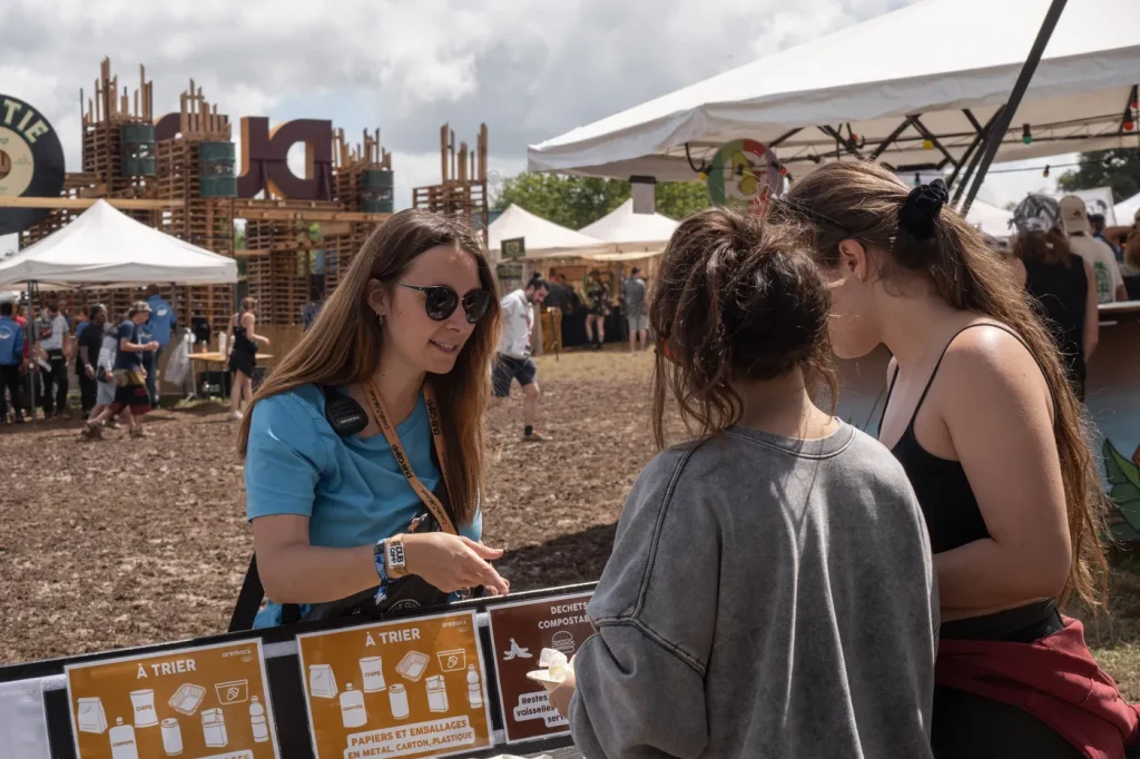 Quatre initiatives pour réduire les déchets lors des festivals en France.