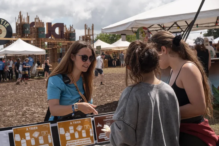 Quatre initiatives pour réduire les déchets lors des festivals en France.