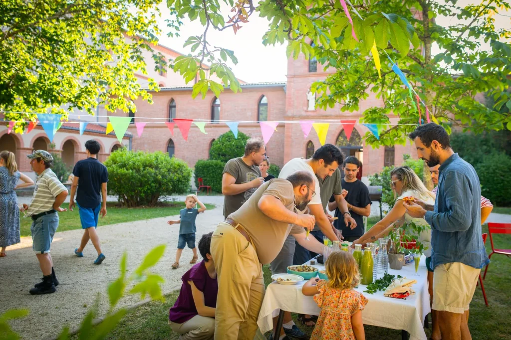 Village de François : un espace de vie partagé près de Toulouse axé sur la charité.