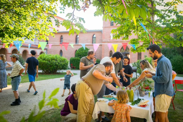 Village de François : un espace de vie partagé près de Toulouse axé sur la charité.