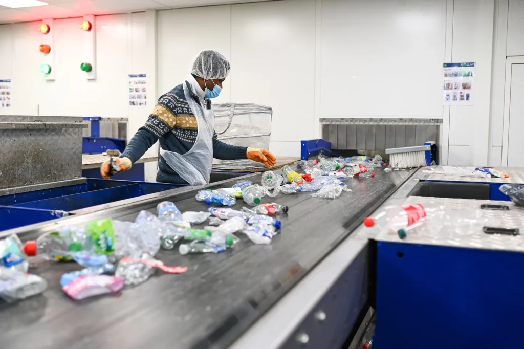 La filière du recyclage des plastiques en crise malgré la hausse des prix du pétrole.