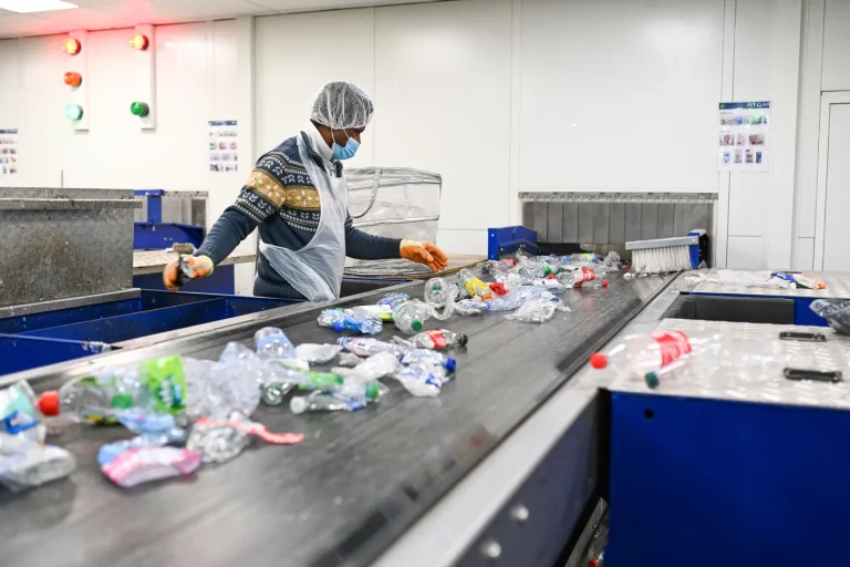La filière du recyclage des plastiques en crise malgré la hausse des prix du pétrole.