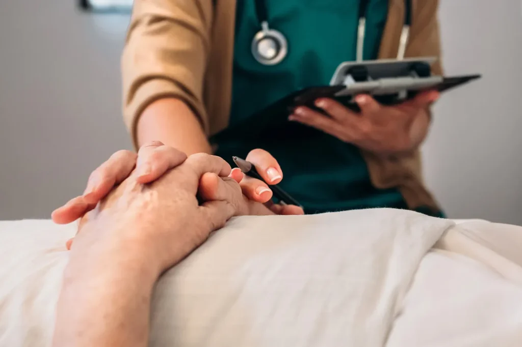 Fin de vie : Le débat entre compassion et refus soulève des enjeux éthiques en France.