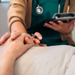 Fin de vie : Le débat entre compassion et refus soulève des enjeux éthiques en France.