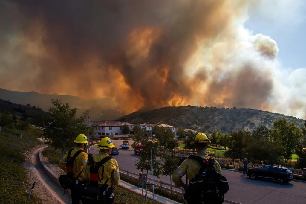 Incendie près de Los Angeles menace des milliers de logements aux États-Unis