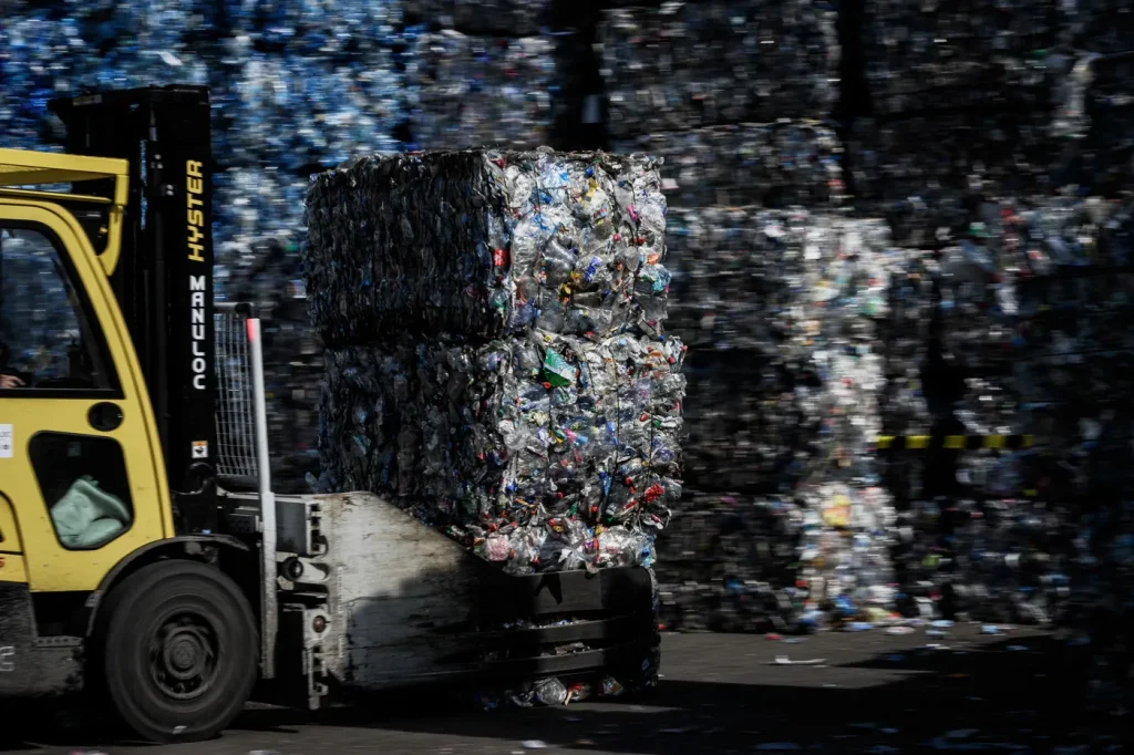 Recyclage : Emmanuel Macron propose une nouvelle consigne pour les plastiques en France