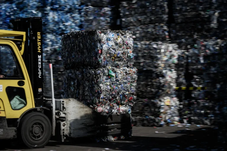 Recyclage : Emmanuel Macron propose une nouvelle consigne pour les plastiques en France