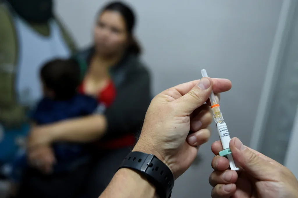 En Argentine, la baisse de la couverture vaccinale soulève des inquiétudes sanitaires.