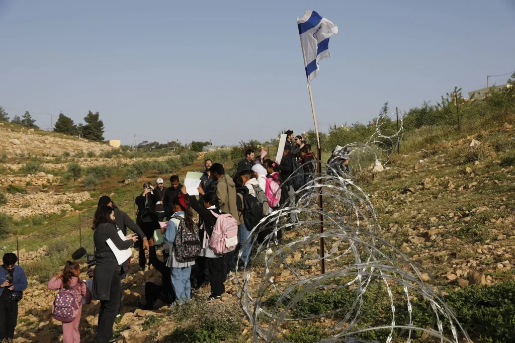 Les mères palestiniennes s’inquiètent pour la sécurité de leurs enfants à l’école, selon Amjad Barham.